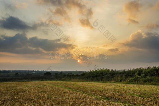 英国康沃尔郡，美丽多云的农田日落