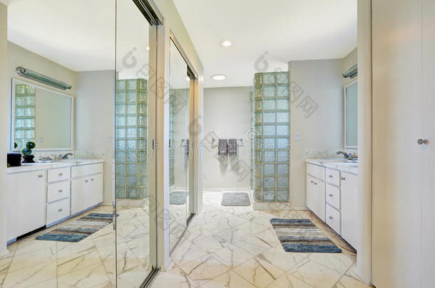带镜子滑动门的白色浴室