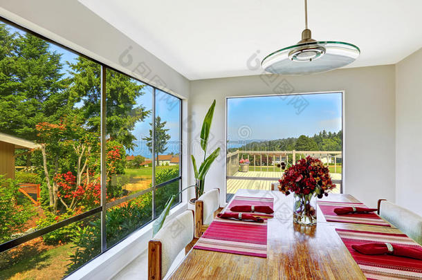 明亮的房间配有餐桌和美丽的窗外景色