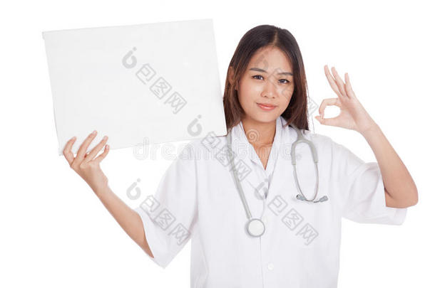 年轻的亚洲女医生出现一个空白的迹象和ok的迹象