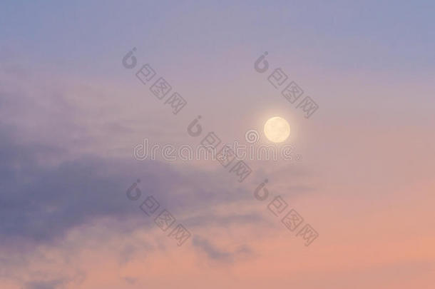 摘要背景：月亮、阳光、傍晚的云和天空