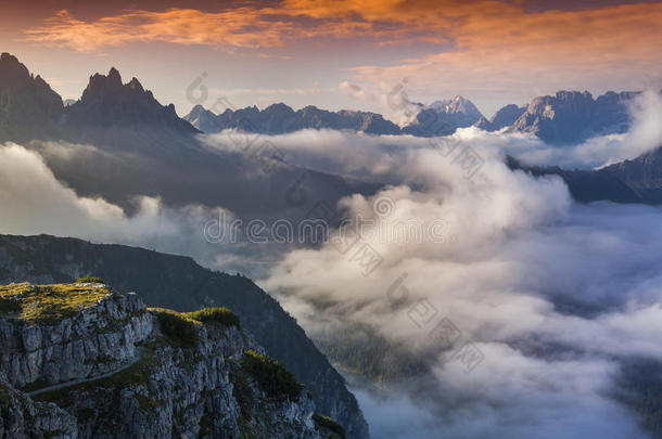 在意<strong>大</strong>利阿尔卑斯山上，有雾的<strong>夏日</strong>日出。白云石山脉，我