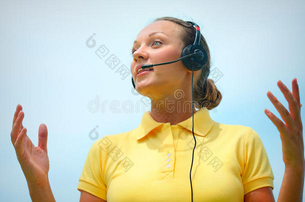 美丽的呼叫中心接线员或客户服务办公室正在尝试