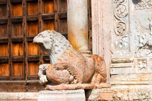 圣泽诺维罗纳大教堂-大理石狮子