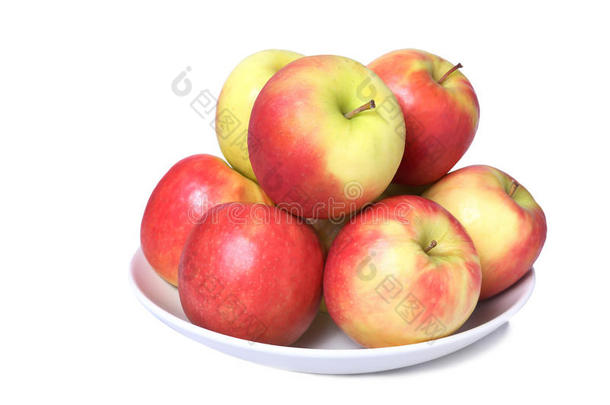 一盘装满新鲜苹果的菜