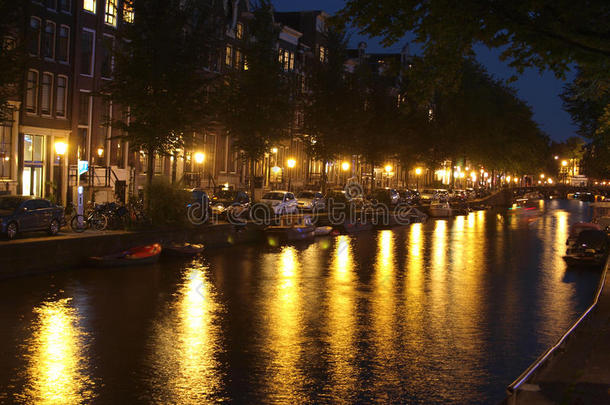 阿姆斯特丹的夜晚灯火通明