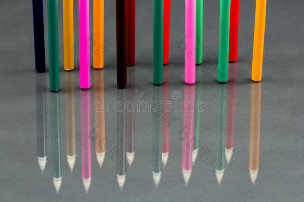 一组颜色鲜明的<strong>铅笔</strong>，在黑暗中有反射