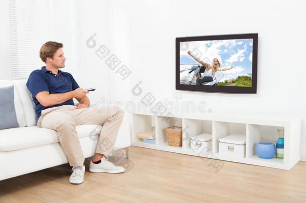 客厅里看电视的男人