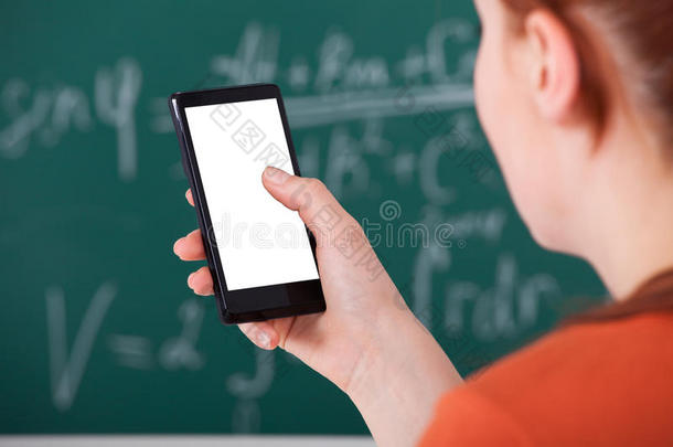 大学生在课堂上使用智能手机