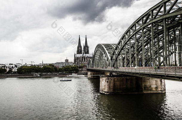 德国科隆8月26日：2014年8月26日，德国科隆，霍亨佐伦大桥，科隆大教堂和莱茵河