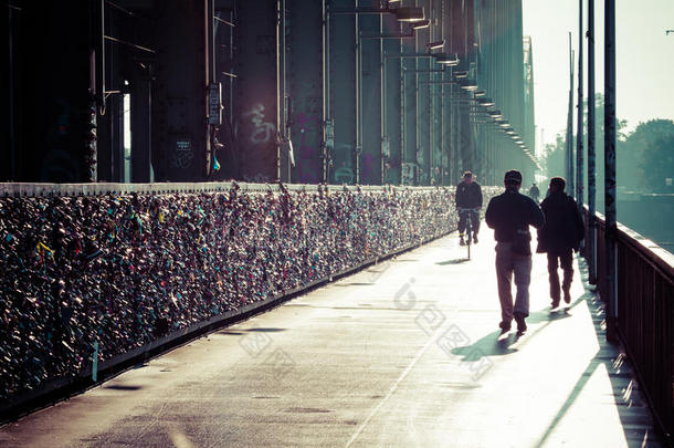 <strong>德国科隆</strong>-2014年8月26日，数千把爱情锁锁在霍亨佐伦桥上，象征着他们的爱情