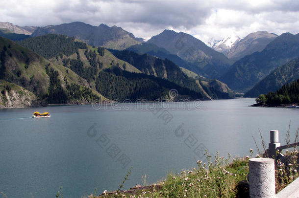 天池是新疆天山上一个美丽的湖泊，中国·天池湖的海拔是1980米
