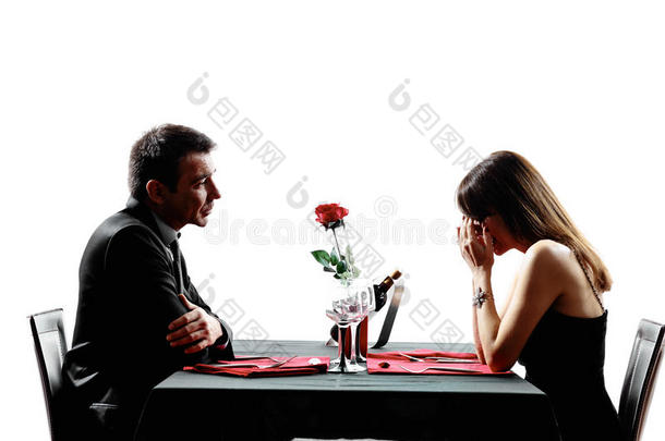 情侣情侣约会晚餐争执分居剪影