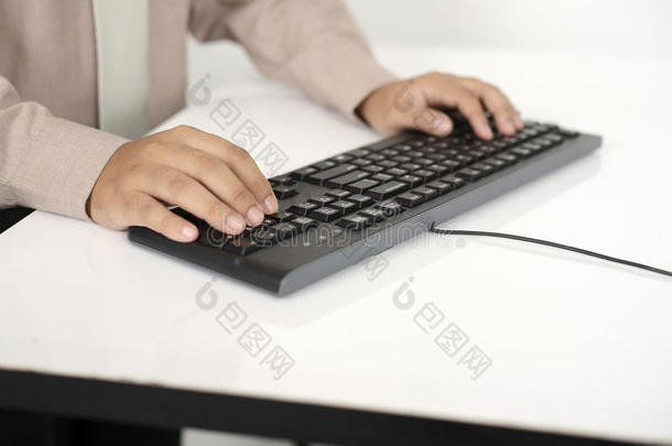 带键盘的商务人士类型