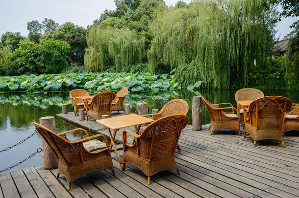 湖面木板平台上的茶几和椅子