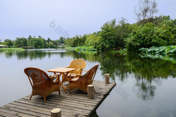 湖面木板平台上的桌椅
