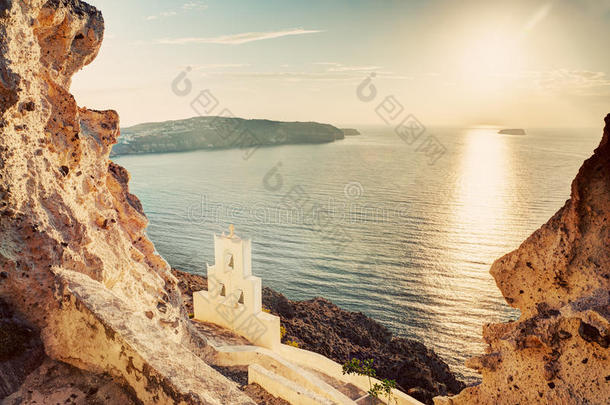 希腊桑托里尼岛上的悬崖、火山岩和传统教堂