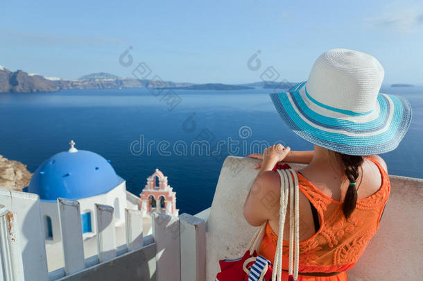 希腊圣托里尼岛上快乐的女游客。旅行