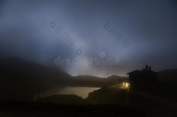 雾夜的山间小屋，白云石
