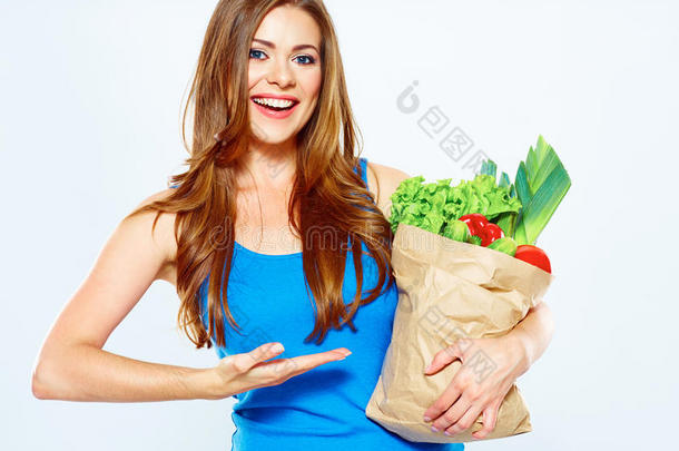 吃<strong>绿色食品</strong>的女人用手指指着产品