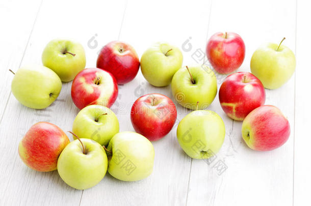 青苹果和<strong>红苹果</strong>