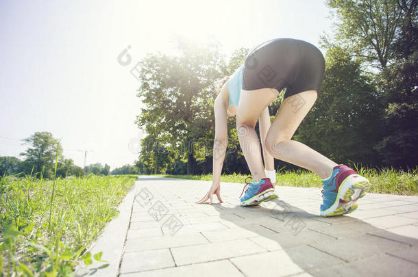 短跑运动员<strong>起跑姿势</strong>