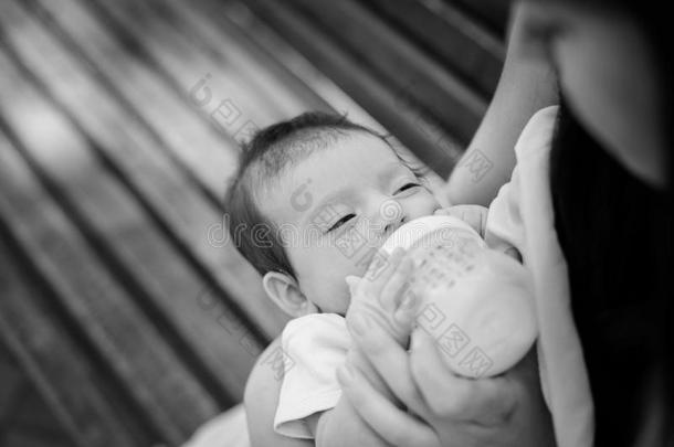 用儿童<strong>小奶瓶</strong>混合奶喂养婴儿