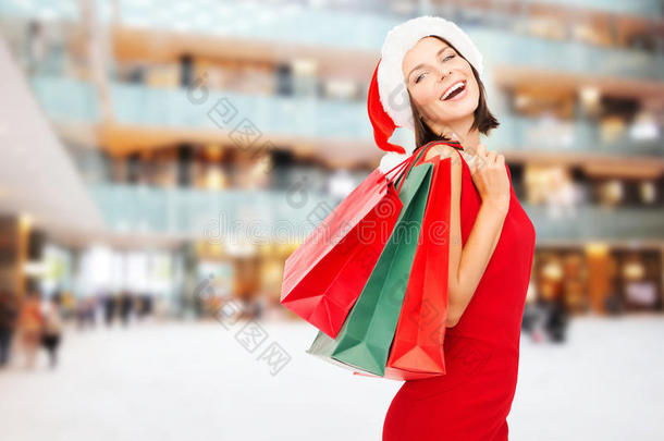 穿着红裙子拿着购物袋的女人