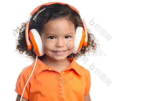 戴着<strong>亮橙色</strong>耳机的美国黑人小女孩