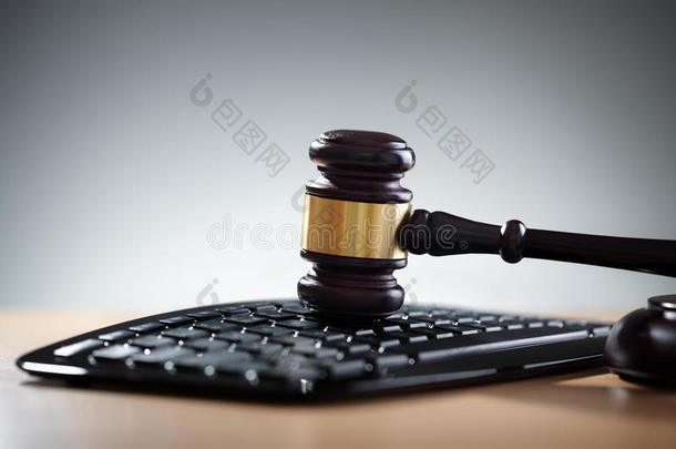 司法槌和电脑键盘