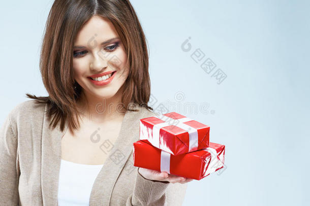 年轻快乐微笑的女人<strong>手持红色</strong>礼盒的肖像。隔离层
