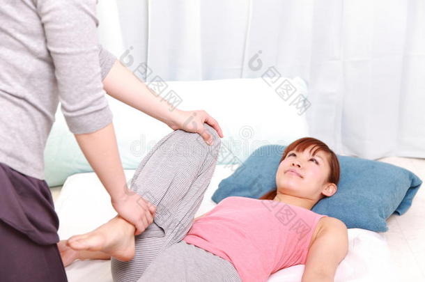 年轻的日本女人在做脊椎按摩