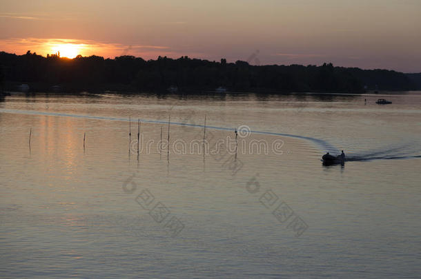 日落前的摩托艇