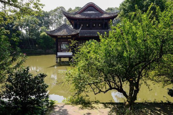 阳光明媚的夏天湖里的中国古代建筑