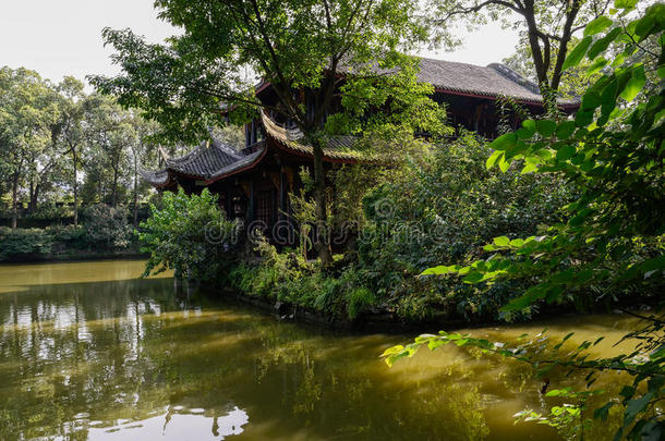 夏日午后温暖的阳光照在湖边的中国老建筑上