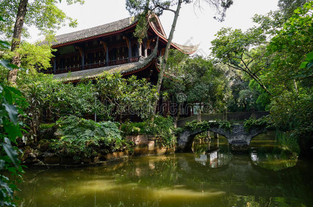 夏日午后，古老的中国建筑前的阴凉湖