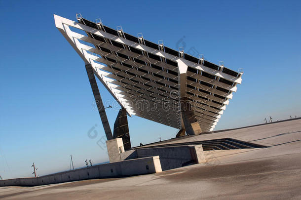 西班牙深蓝色天空下的太阳能电池板