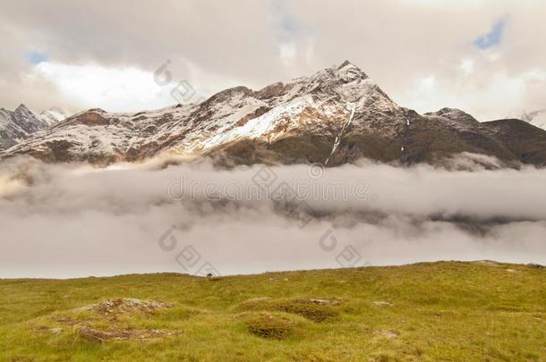 阿尔卑斯山上的山峰<strong>雪</strong>峰陡峭，山谷上空布满浓雾，风<strong>雨</strong>交<strong>加</strong>