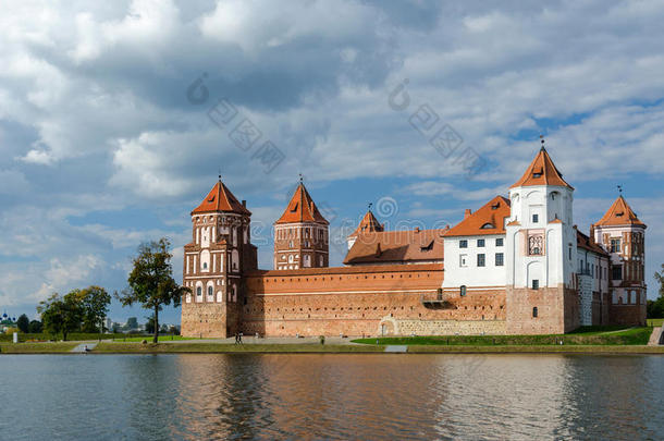 白俄罗斯，米尔城堡，湖边的美景