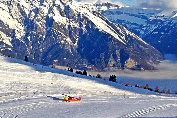 阿尔卑斯山的滑雪飞机