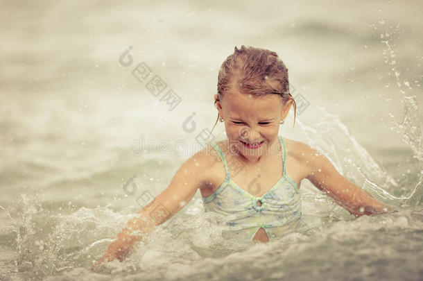 快乐的小女孩在海里溅水