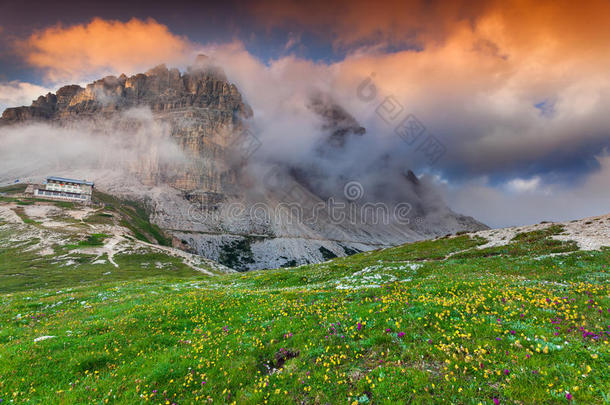 多姿多彩的夏日早晨，在意大利阿尔卑斯山，拉瓦雷多，白云石，欧洲。