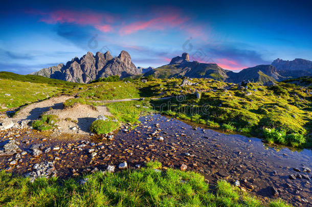 意<strong>大</strong>利阿尔卑斯山，拉瓦雷多，白云石，欧洲，多姿多彩的<strong>夏日</strong>日出。