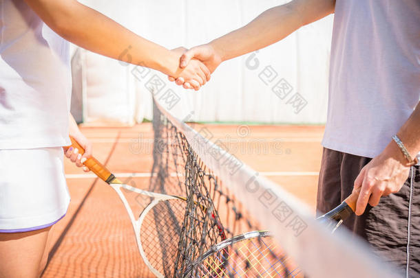 赛后在网球场握手