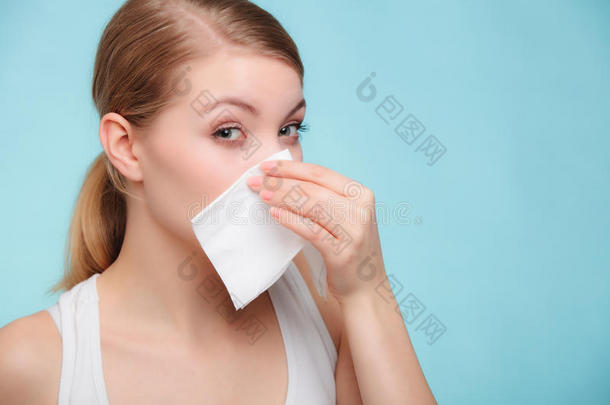 流感过敏。生病的女孩用纸巾打喷嚏。健康