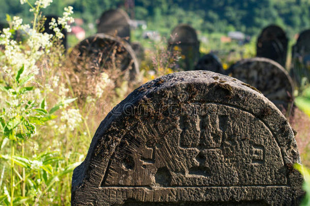 乌克兰喀尔巴阡山脉古老犹太墓地的<strong>墓碑</strong>