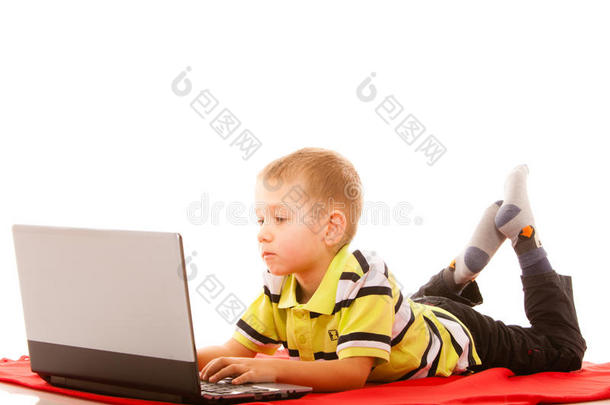 <strong>教育</strong>，<strong>科技</strong>互联网-带笔记本电脑的小男孩
