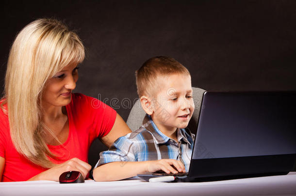 科技与<strong>育儿</strong>-男孩和母亲带着笔记本电脑