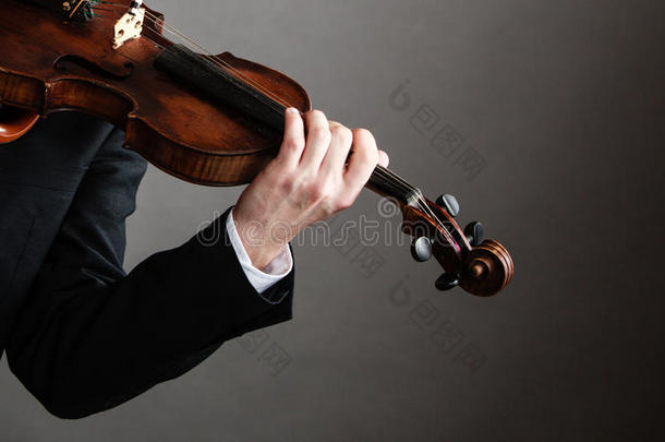 手握小提琴的男小提琴手。<strong>古典音乐</strong>艺术