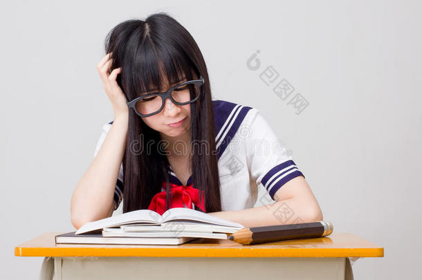 亚洲女学生在学校努力学习统一的日本风格